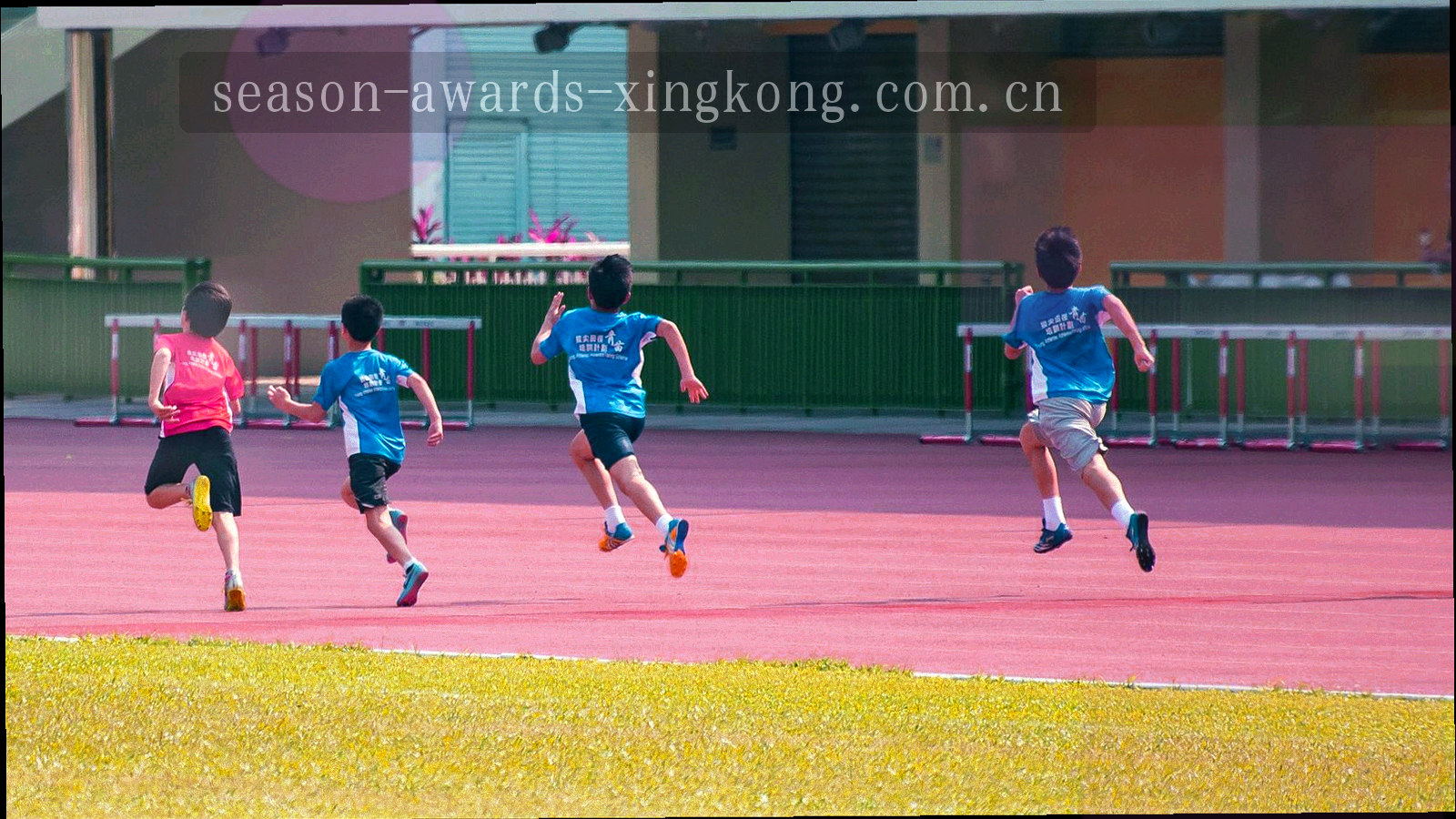 冷调替补席特写画面，座椅与记录板构成的数据氛围，画面中没有可识别的人物正面